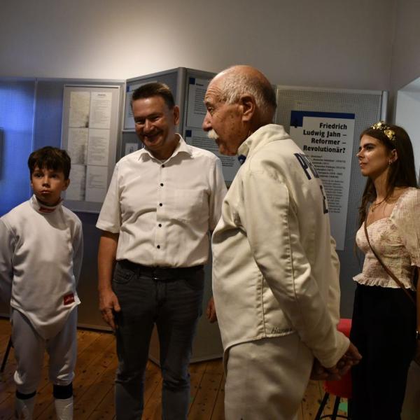 Ehrung Von Friedrich Ludwig Jahn Durch Den Jungsten Und Den Altesten Fechter Im Starterfeld Am Grab Und Im Museum 8