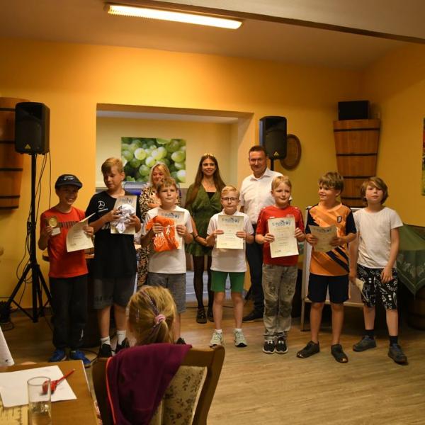 Siegerehrung Durch Den Freyburger Burgermeister Udo Manicke Und Die Freyburger Weinprinzessin Jennifer Jager 04 