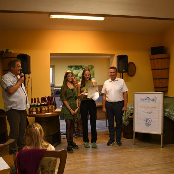 Siegerehrung Durch Den Freyburger Burgermeister Udo Manicke Und Die Freyburger Weinprinzessin Jennifer Jager 12 