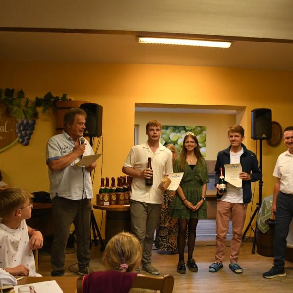 Siegerehrung Durch Den Freyburger Burgermeister Udo Manicke Und Die Freyburger Weinprinzessin Jennifer Jager 16 