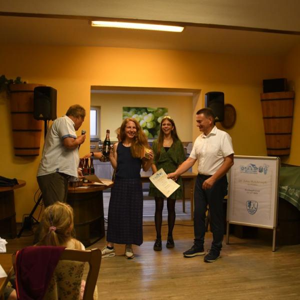 Siegerehrung Durch Den Freyburger Burgermeister Udo Manicke Und Die Freyburger Weinprinzessin Jennifer Jager 22 