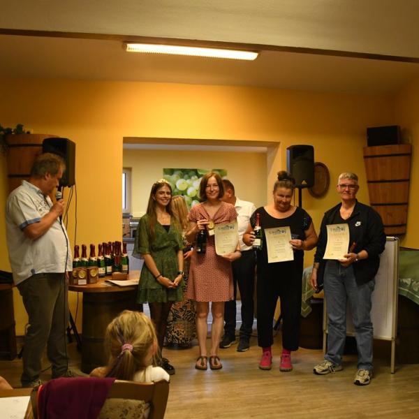 Siegerehrung Durch Den Freyburger Burgermeister Udo Manicke Und Die Freyburger Weinprinzessin Jennifer Jager 25 